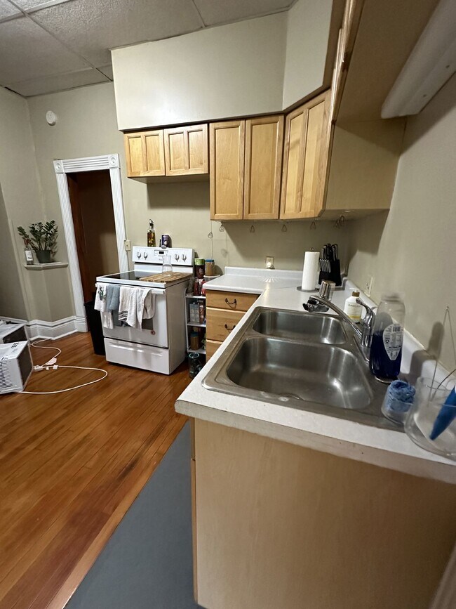 Building Photo - Nice 3 Bed 1 Bath near UWEC! Available Jun...