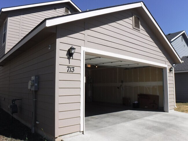 Building Photo - 4 bed 2.5 bath home just off Pine Ave and N Black Cat Rd.