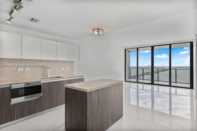 Building Photo - 3131 NE 7th Ave