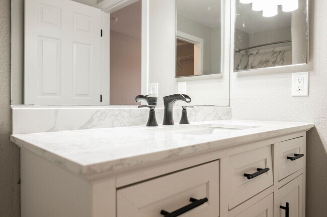 Building Photo - Fully Remodeled 3-Bedroom Townhome