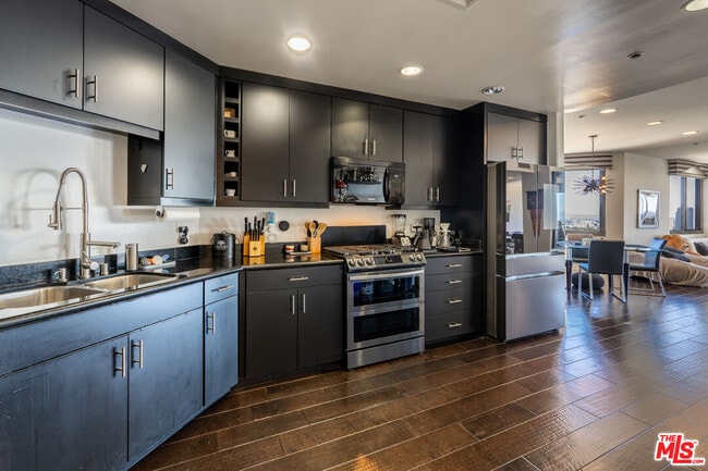 Building Photo - 10560 Wilshire Blvd