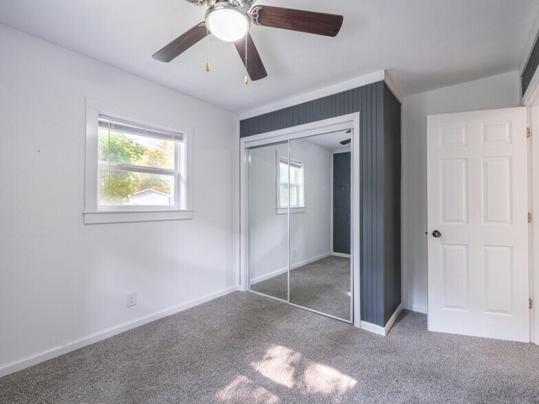 Building Photo - 211 Sharen St