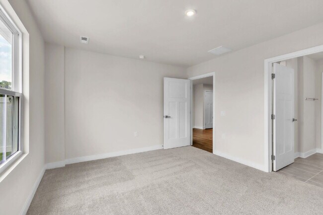 Building Photo - Modern New, Never Lived-in 3BR/2.5BA Townh...
