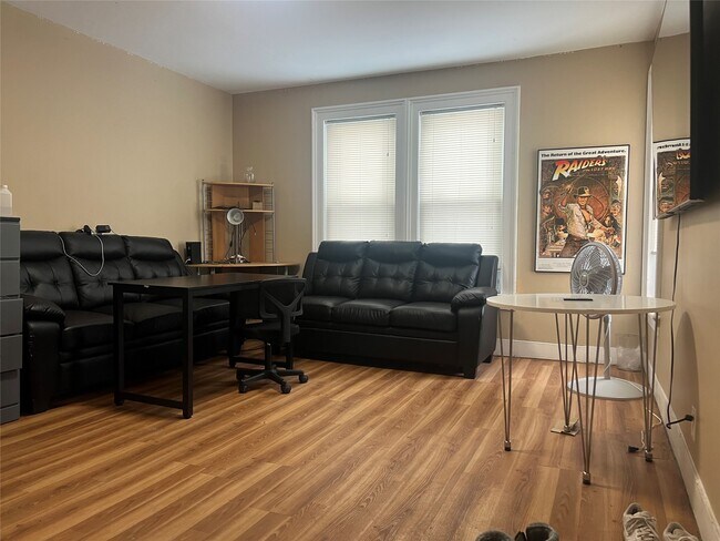 Building Photo - 128 Hawley St