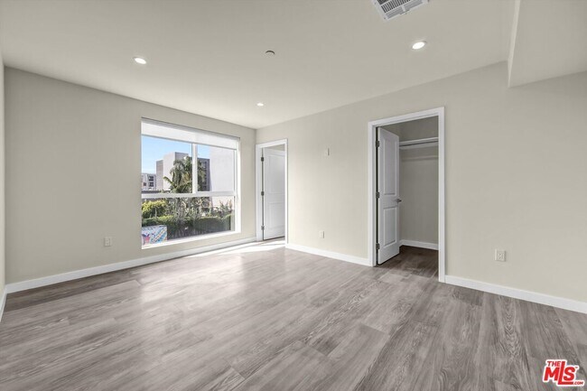 Building Photo - 1305 N Sycamore Ave
