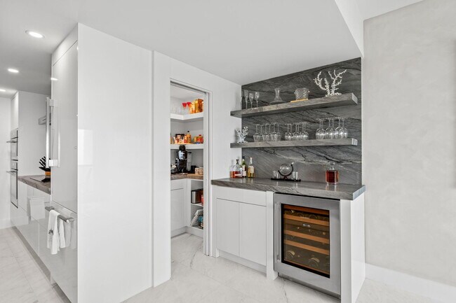 Building Photo - 4301 N Ocean Blvd