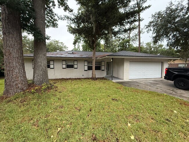 Building Photo - Mandarin Brick Home on nice lot