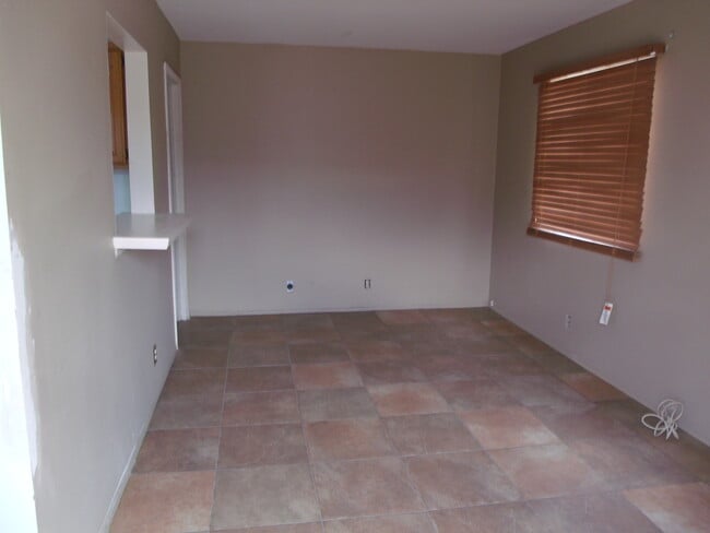 Building Photo - Large Single Story Home in Old Henderson/Pets Welcome