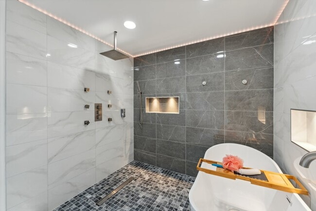 Building Photo - Charming 4 bedroom 3 bathroomSingle-Family Home for Rent! Discover your dream home with this stun...