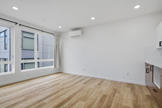 Building Photo - 3B3B cozy townhome