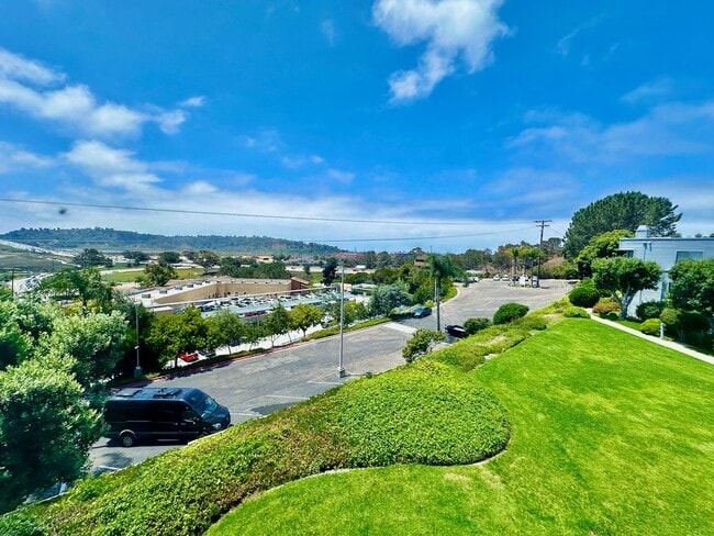 Building Photo - FOR RENT: 2Bd/1.5Ba Upgraded Townhome In T...