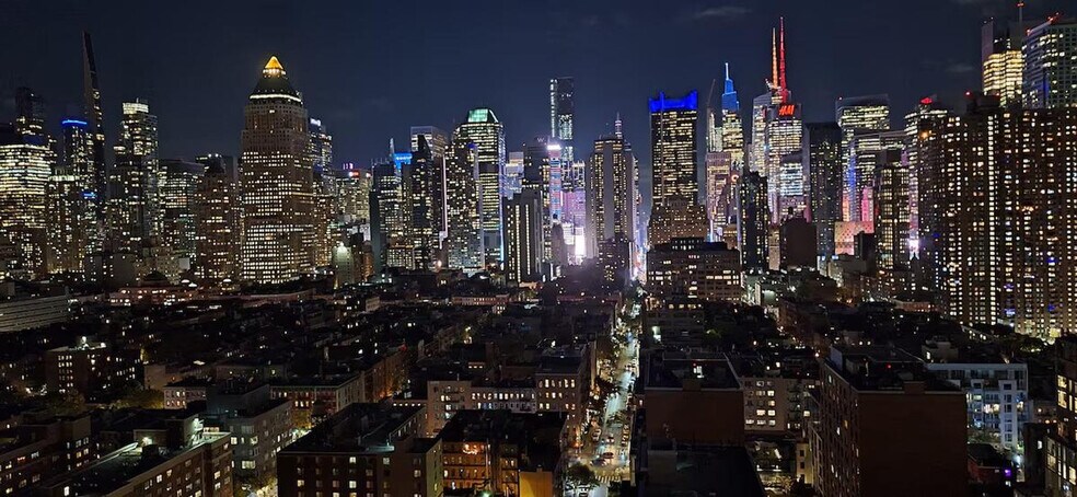 Building Photo - 469 W 42nd St