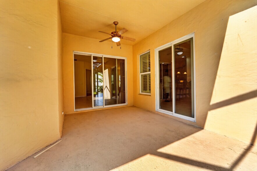 Building Photo - 854 SW Saint Tropez Ct