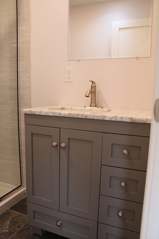 Building Photo - 19 Iona St