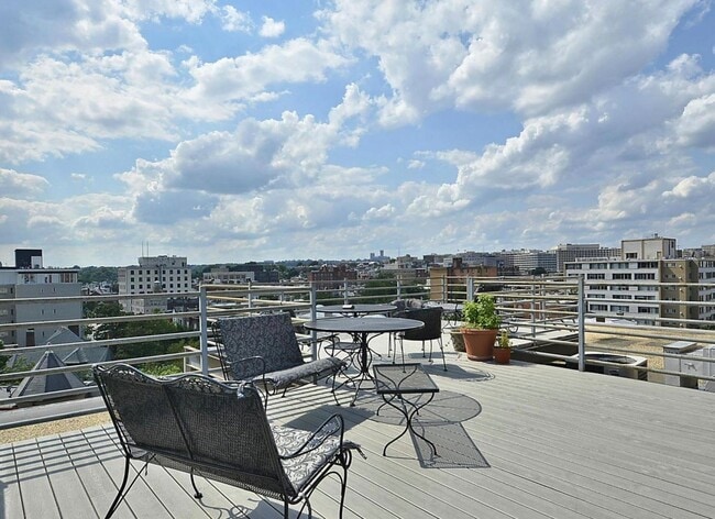 Building Photo - Renovated 1/1 in Dupont Circle! All Utilit...