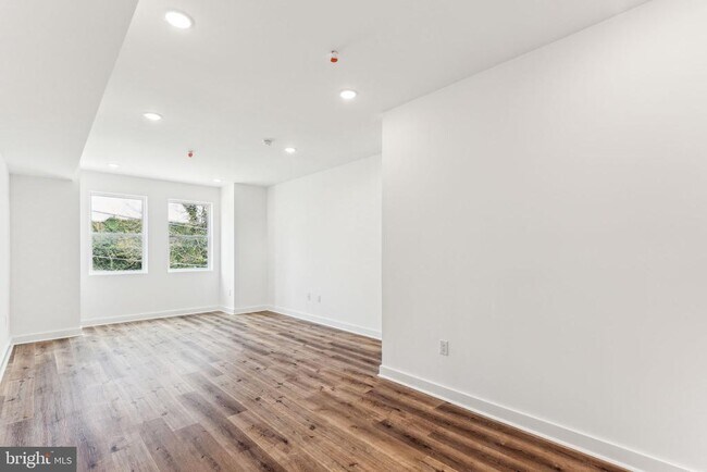 Building Photo - 1010 W Arizona St