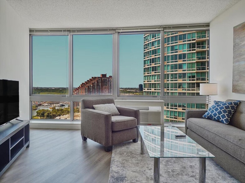 Building Photo - 33 Hudson St