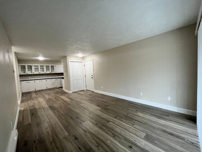 Building Photo - Contemporary 2 Bedroom / 1 Bath in Charmin...