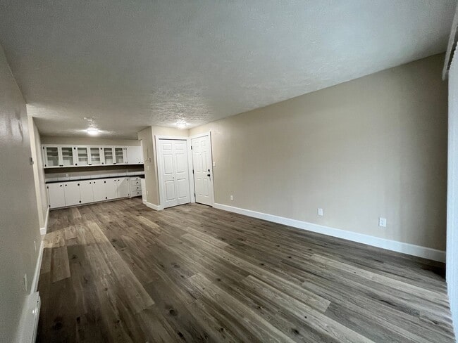 Building Photo - Contemporary 2 Bedroom / 1 Bath in Charming Cliff-Cannon Suburb