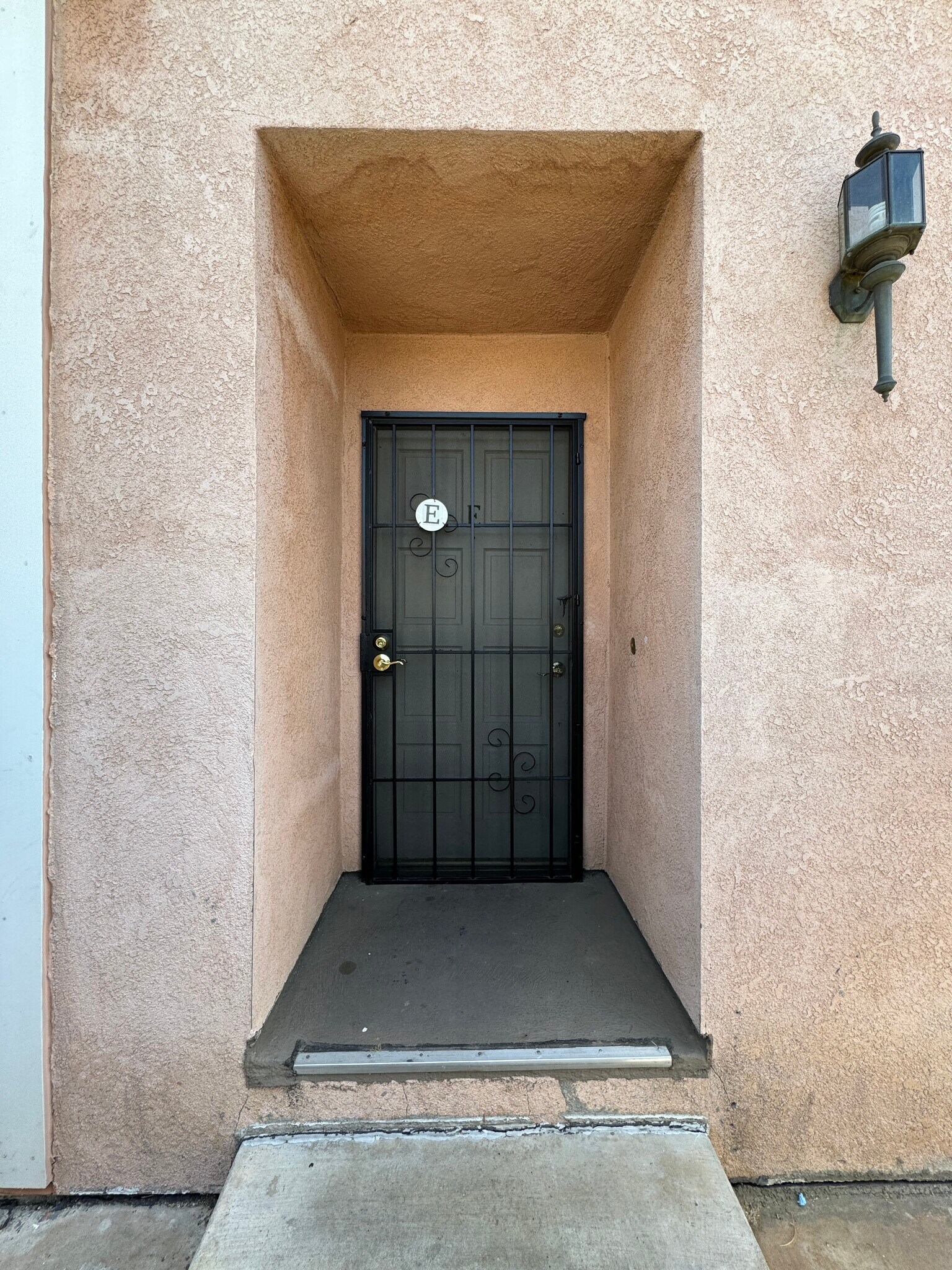 Building Photo - 918 W San Marino Ave