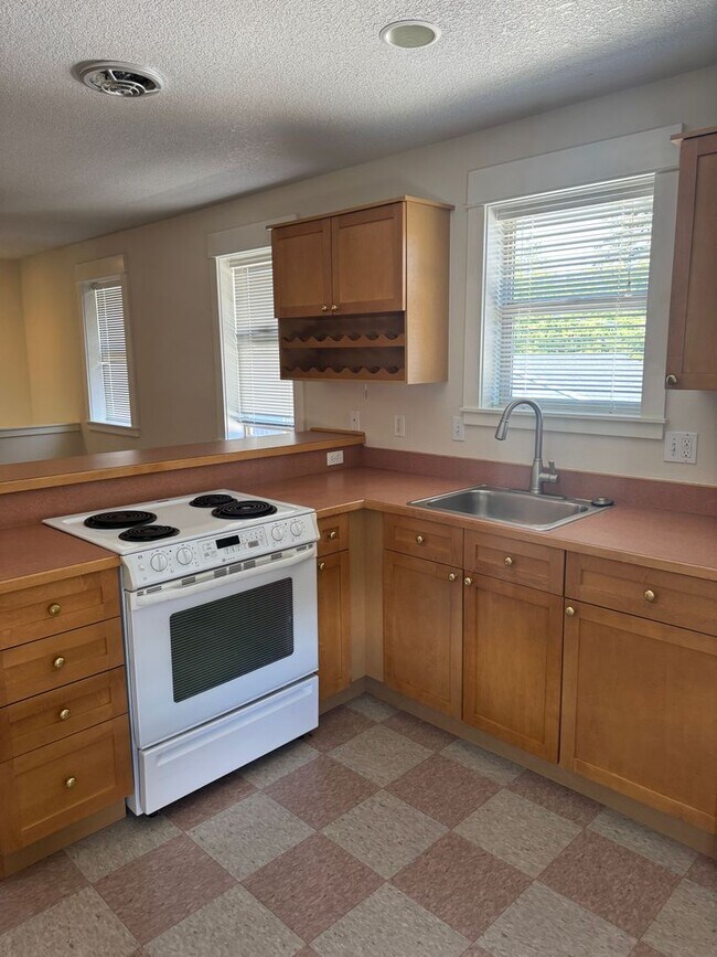 Building Photo - 437 NE Irving Ave