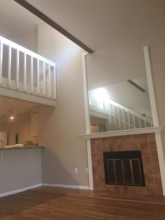 Building Photo - 2B/2B Updated Condo with Loft in the Seaso...