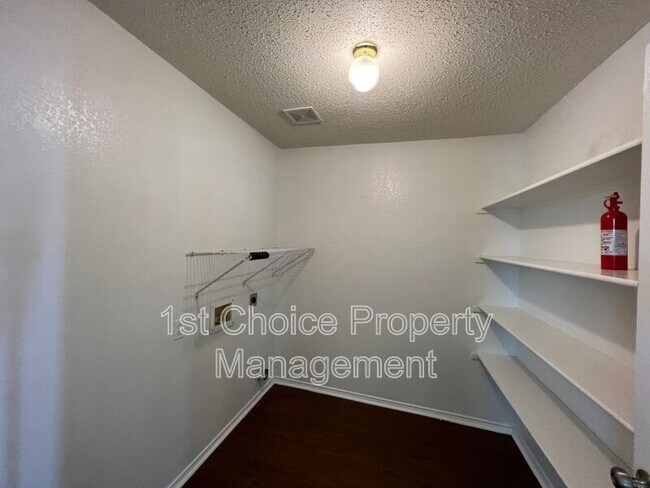 Building Photo - 4888 Parkview Hills Ln