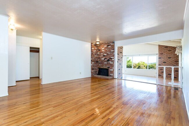 Building Photo - Large Traditional Home in La Mesa!