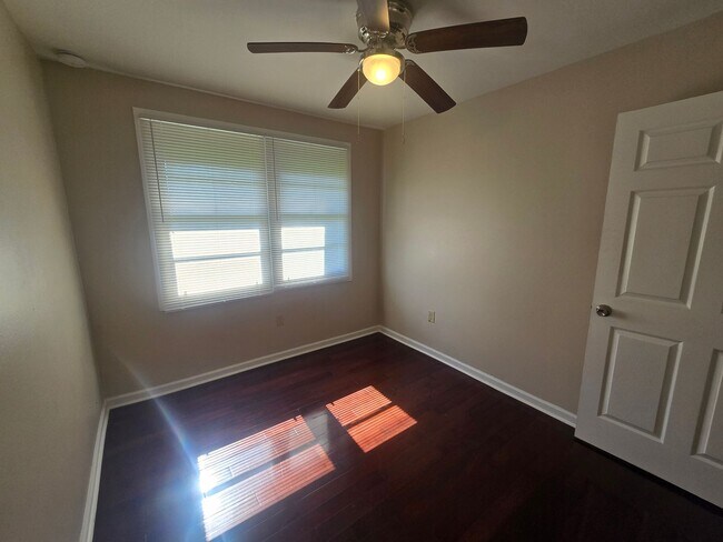 Building Photo - Single Family Home 6 Bedroom 2 Baths