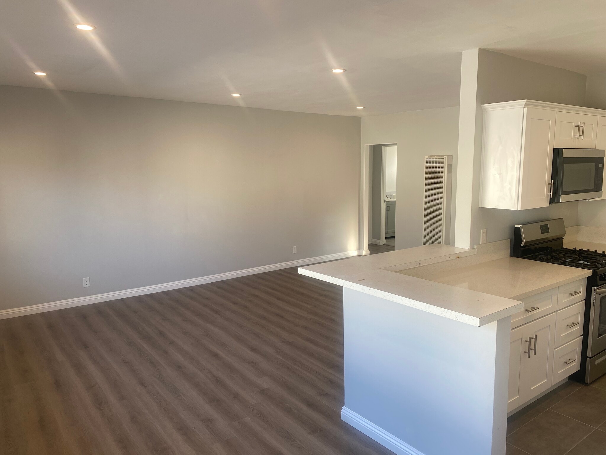 Building Photo - 1223 N Kingsley Dr