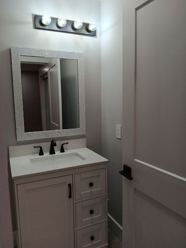 Building Photo - 4BR/4BA Townhome in Fort Sanders | Off Cam...