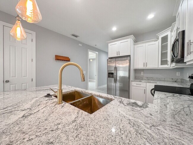 Building Photo - 1703 W Rio Vista Ave