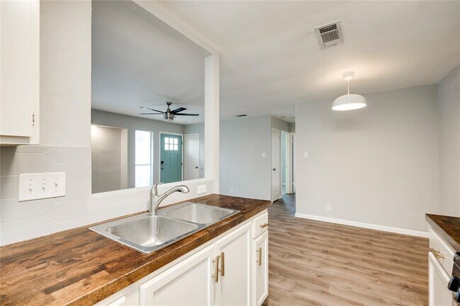 Building Photo - 915 Chisholm Cove