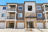 Building Photo - $500 OFF First Month's Rent - Spacious Condo In Vineyard