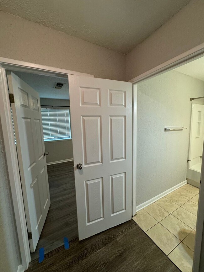 Building Photo - Come See This Beautiful Remodeled 2 Bed 1 Bath Condo in Mystic Woods! Available Now!