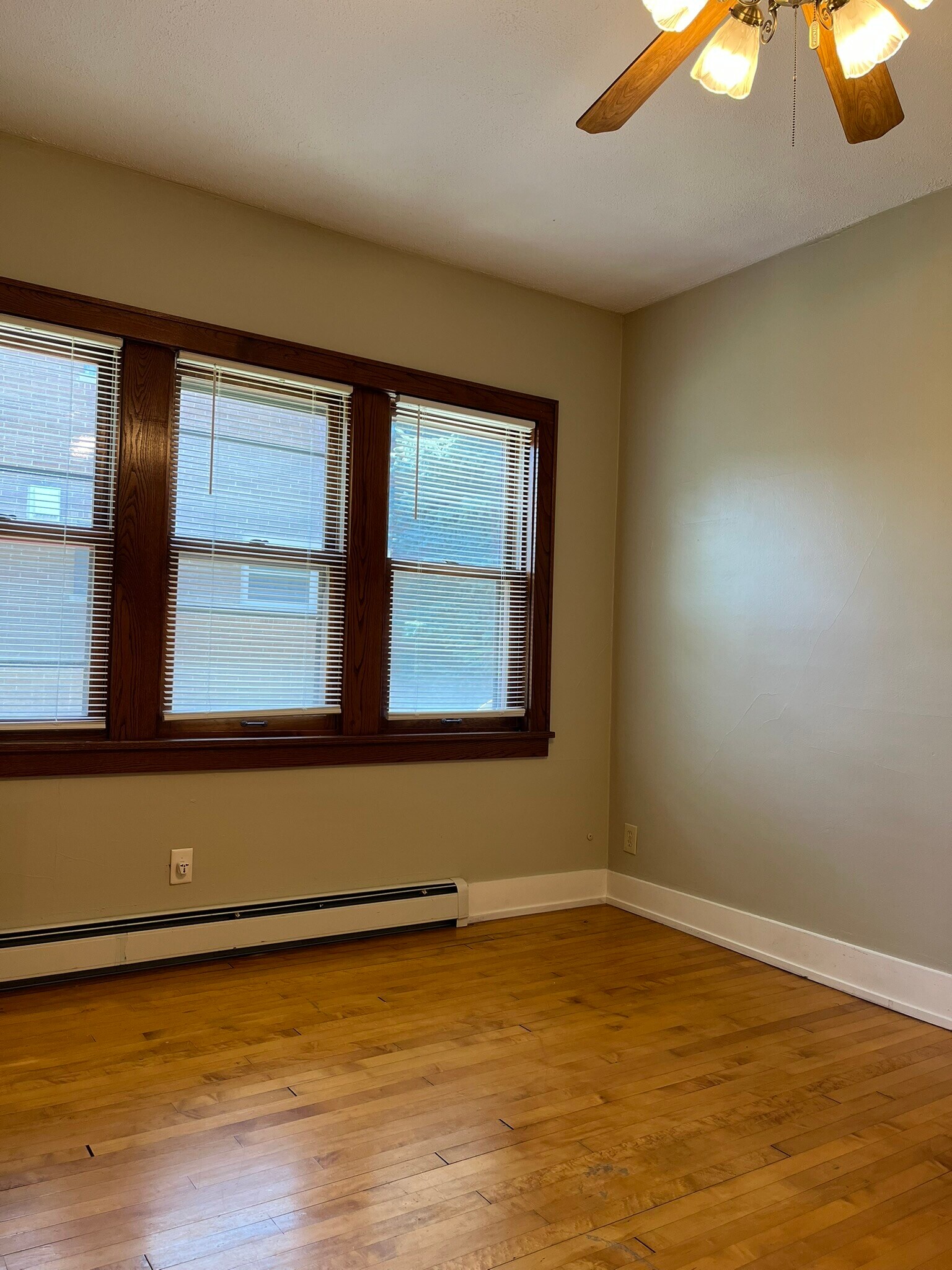 Building Photo - 1211 E Saveland Ave