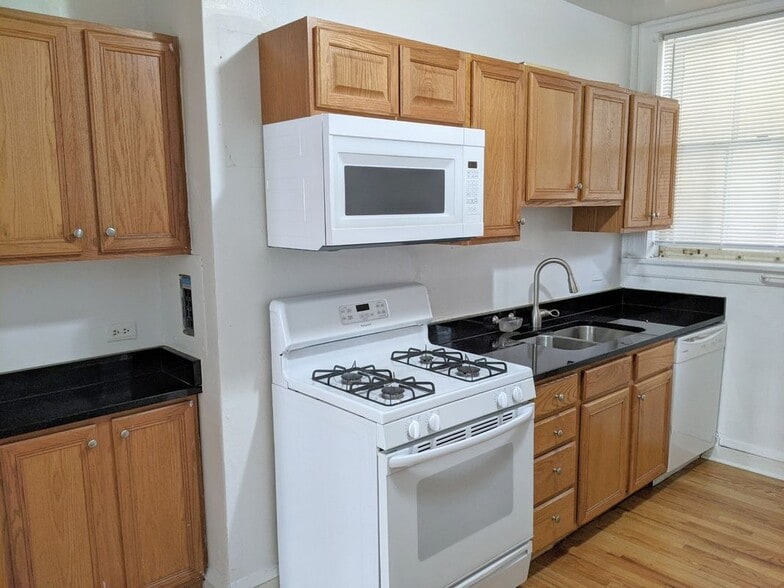 Building Photo - 905 Elmwood Ave