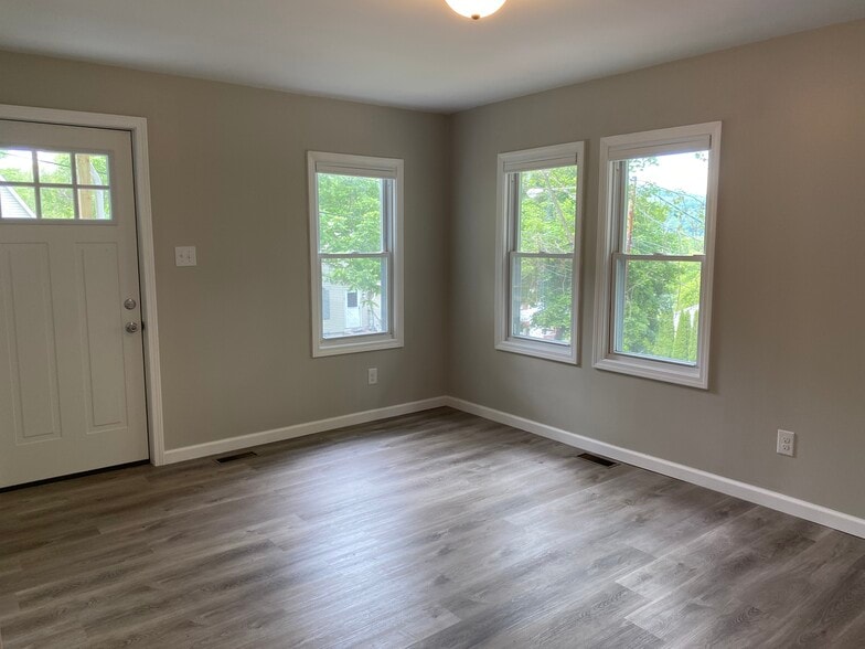 Living room - 41 Roberts Ave