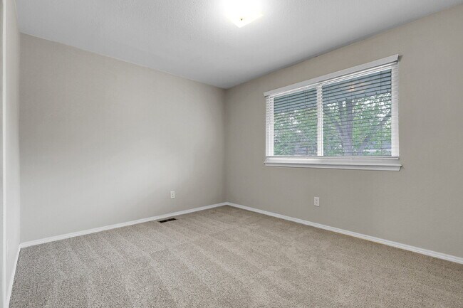 Building Photo - $2,600 - 3 Bed, 1.5 Bath Condo in Aurora w...