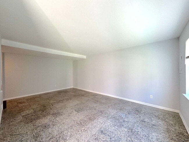 Building Photo - Charming Townhome with Modern Touches & Commuter Convenience!