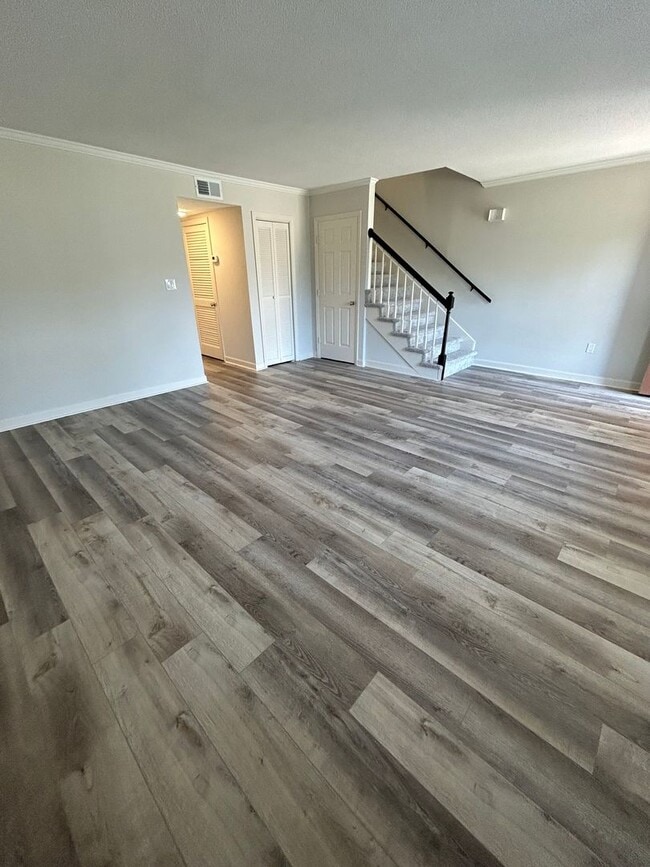 Building Photo - Newly Remodeled 3 Bedroom in Deer Manor!