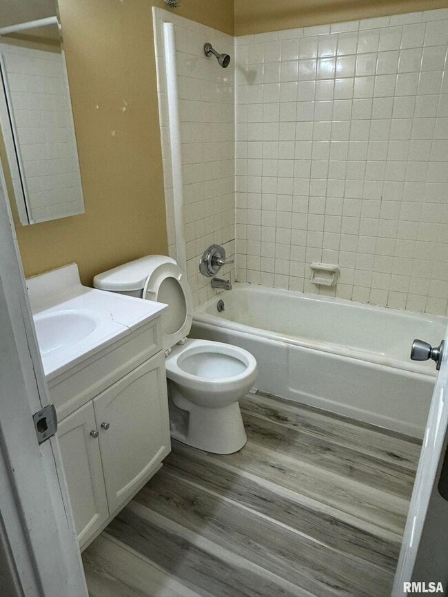 Building Photo - 400 N 5th St