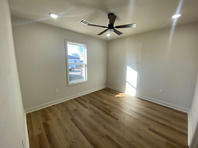 Building Photo - 2110 Clark St