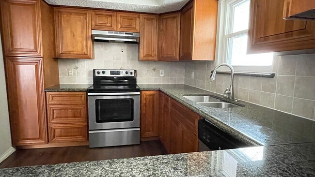 Building Photo - Spacious Townhome in the heart of Irving