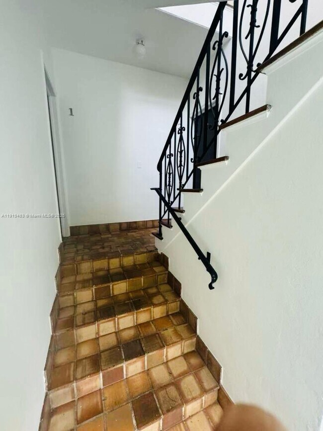 Building Photo - 315 W 28th St