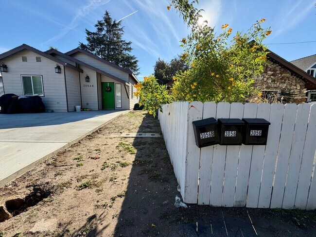 Building Photo - Beautifully updated 1 bed 1 bath in Thousand Oaks! All utilities included