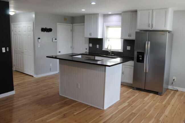 Building Photo - Cute 2 BR Bungalow in Garfield Park!
