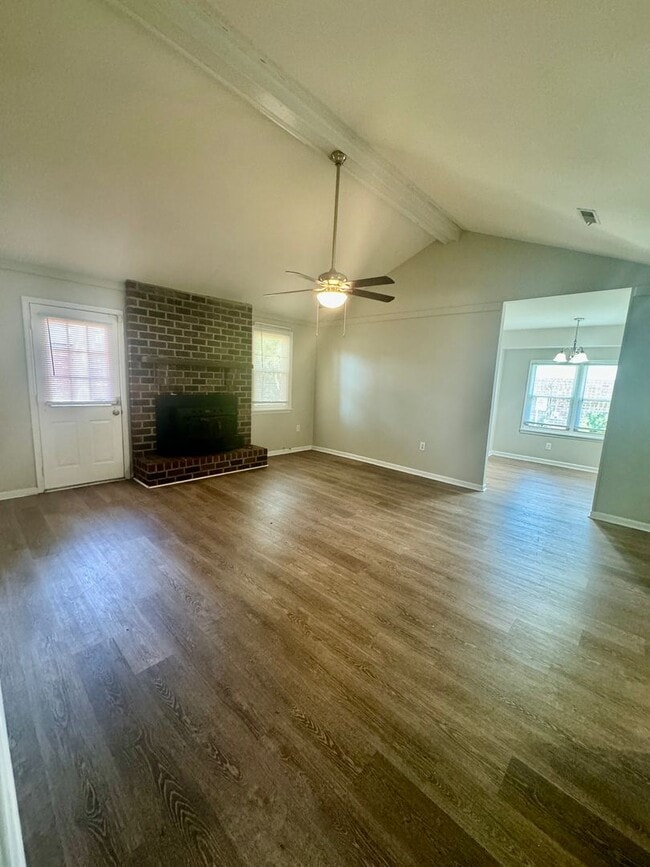 Building Photo - Charming three bedroom, two bathroom home in North Charleston!