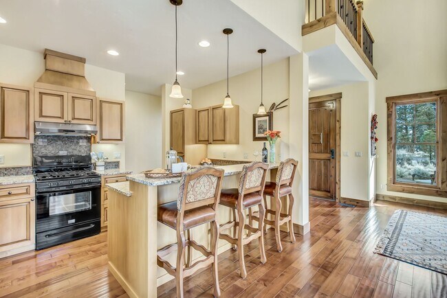 Building Photo - Rare Tumalo HORSE PROPERTY Retreat on 10 A...