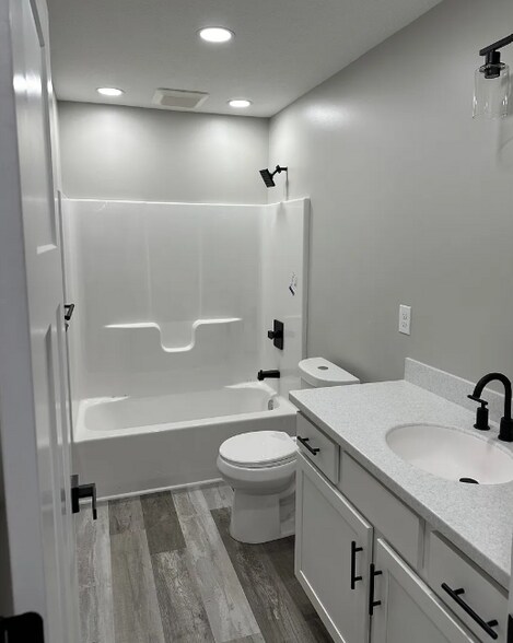 Common Bath - 8195 Lake Pleasant Rd